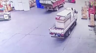 Pracovní nehoda v Číně: Žena spadla z nákladního vozidlo a zavalil ji náklad