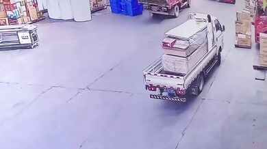 Pracovní nehoda v Číně: Žena spadla z nákladního vozidlo a zavalil ji náklad