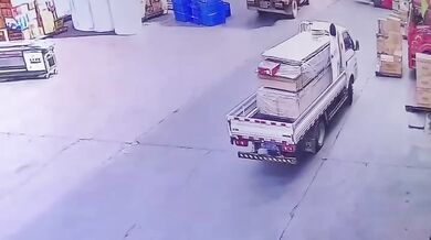 Pracovní nehoda v Číně: Žena spadla z nákladního vozidlo a zavalil ji náklad