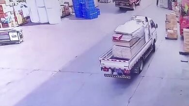 Pracovní nehoda v Číně: Žena spadla z nákladního vozidlo a zavalil ji náklad