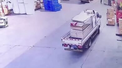 Pracovní nehoda v Číně: Žena spadla z nákladního vozidlo a zavalil ji náklad