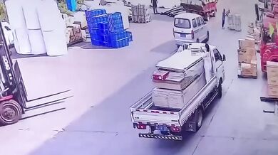 Pracovní nehoda v Číně: Žena spadla z nákladního vozidlo a zavalil ji náklad