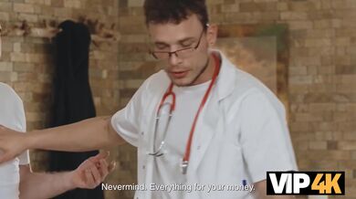 Brunetka s velkýma kozami si užívá hračky u doktora Kinkermana