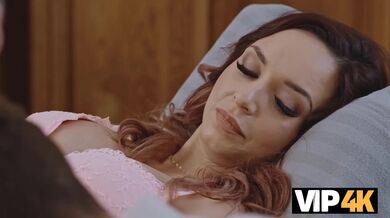 Brunetka s velkýma kozami si užívá hračky u doktora Kinkermana