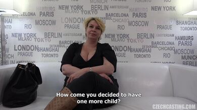 Zralá blond amatérka masturbuje na castingu