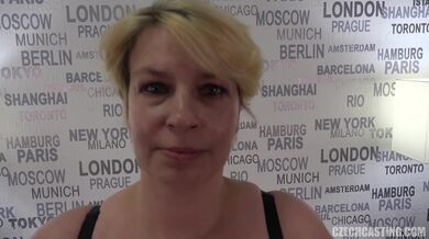 Zralá blond amatérka masturbuje na castingu