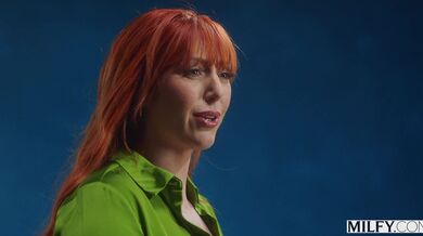 Lauren Phillips bere dvě péra najednou