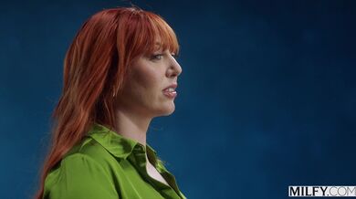 Lauren Phillips bere dvě péra najednou