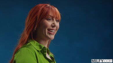Lauren Phillips bere dvě péra najednou