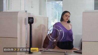 Lucy Lotus a Red Eviee promění loupež v žhavou trojku s kolegou s tvrdým pérem