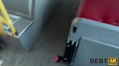 Platí svůj dluh svou kundičkou venku