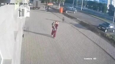 Dodávka v Kazachstánu srazila na chodníku matku s dítětem: Žena skončila s těžkým zraněním v nemocnici