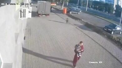 Dodávka v Kazachstánu srazila na chodníku matku s dítětem: Žena skončila s těžkým zraněním v nemocnici