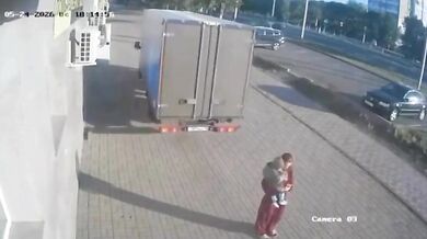Dodávka v Kazachstánu srazila na chodníku matku s dítětem: Žena skončila s těžkým zraněním v nemocnici