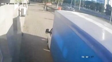 Dodávka v Kazachstánu srazila na chodníku matku s dítětem: Žena skončila s těžkým zraněním v nemocnici