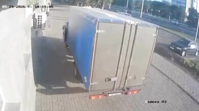 Dodávka v Kazachstánu srazila na chodníku matku s dítětem: Žena skončila s těžkým zraněním v nemocnici