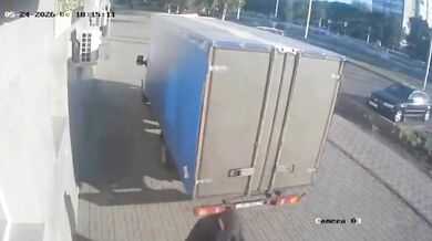 Dodávka v Kazachstánu srazila na chodníku matku s dítětem: Žena skončila s těžkým zraněním v nemocnici