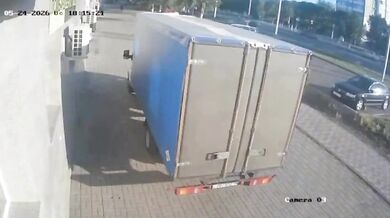 Dodávka v Kazachstánu srazila na chodníku matku s dítětem: Žena skončila s těžkým zraněním v nemocnici