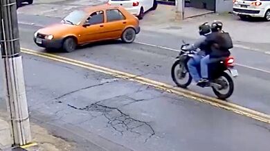 Auto se střetlo se dvěma motorkáři a jednoho z řidičů po pádu přejelo