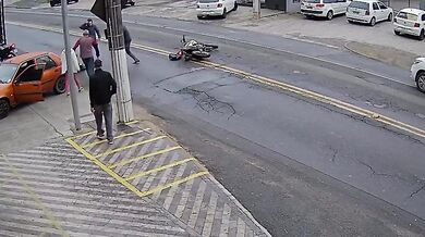 Auto se střetlo se dvěma motorkáři a jednoho z řidičů po pádu přejelo