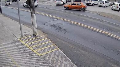 Auto se střetlo se dvěma motorkáři a jednoho z řidičů po pádu přejelo