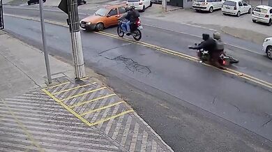 Auto se střetlo se dvěma motorkáři a jednoho z řidičů po pádu přejelo