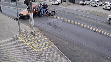 Auto se střetlo se dvěma motorkáři a jednoho z řidičů po pádu přejelo