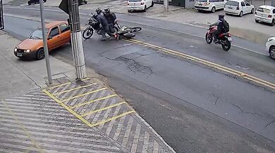 Auto se střetlo se dvěma motorkáři a jednoho z řidičů po pádu přejelo