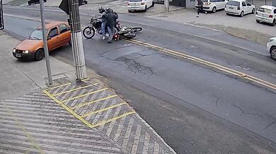 Auto se střetlo se dvěma motorkáři a jednoho z řidičů po pádu přejelo