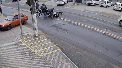 Auto se střetlo se dvěma motorkáři a jednoho z řidičů po pádu přejelo