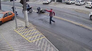 Auto se střetlo se dvěma motorkáři a jednoho z řidičů po pádu přejelo