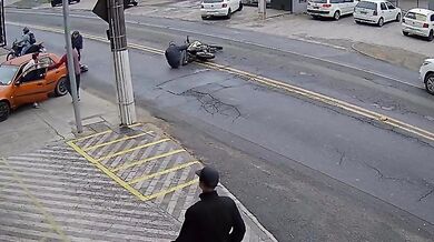 Auto se střetlo se dvěma motorkáři a jednoho z řidičů po pádu přejelo