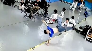 Mladý talentovaný breakdancer