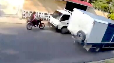 Mladistvý motorkář se těžce zranil po silném nárazu do nákladního vozidla