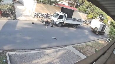 Mladistvý motorkář se těžce zranil po silném nárazu do nákladního vozidla