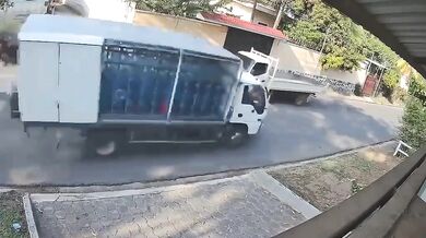 Mladistvý motorkář se těžce zranil po silném nárazu do nákladního vozidla