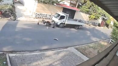 Mladistvý motorkář se těžce zranil po silném nárazu do nákladního vozidla
