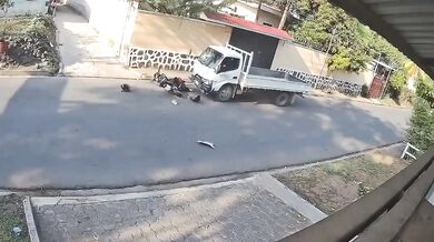 Mladistvý motorkář se těžce zranil po silném nárazu do nákladního vozidla