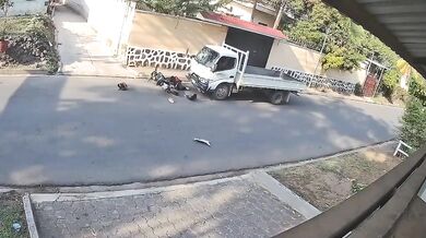 Mladistvý motorkář se těžce zranil po silném nárazu do nákladního vozidla