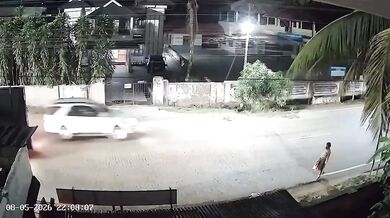 Známého pouličního žebráka srazilo auto, nyní bojuje o život v nemocnici