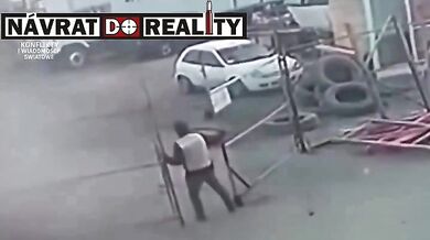 Hrdinský čin v práci: Dělník silným kopancem zachránil kolegu, kterého začal zabíjet elektrický proud