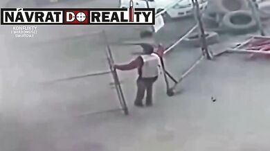 Hrdinský čin v práci: Dělník silným kopancem zachránil kolegu, kterého začal zabíjet elektrický proud