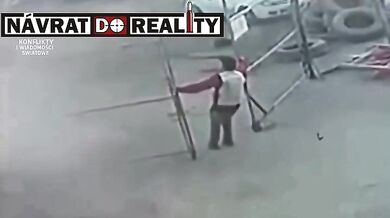 Hrdinský čin v práci: Dělník silným kopancem zachránil kolegu, kterého začal zabíjet elektrický proud