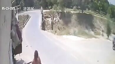 Tragická nehoda v Pákistánu: Motorkář kvůli chybějícímu zábradlí sjel ze silnice a utonul v kanále