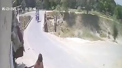 Tragická nehoda v Pákistánu: Motorkář kvůli chybějícímu zábradlí sjel ze silnice a utonul v kanále