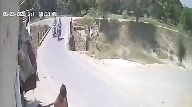 Tragická nehoda v Pákistánu: Motorkář kvůli chybějícímu zábradlí sjel ze silnice a utonul v kanále