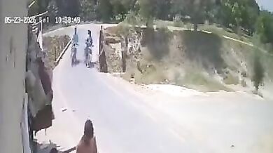 Tragická nehoda v Pákistánu: Motorkář kvůli chybějícímu zábradlí sjel ze silnice a utonul v kanále