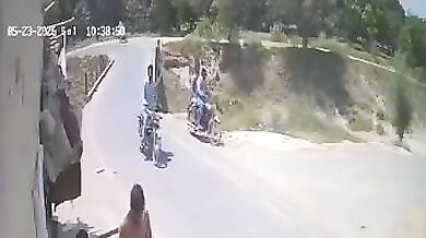 Tragická nehoda v Pákistánu: Motorkář kvůli chybějícímu zábradlí sjel ze silnice a utonul v kanále