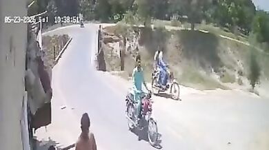Tragická nehoda v Pákistánu: Motorkář kvůli chybějícímu zábradlí sjel ze silnice a utonul v kanále