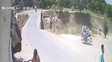 Tragická nehoda v Pákistánu: Motorkář kvůli chybějícímu zábradlí sjel ze silnice a utonul v kanále